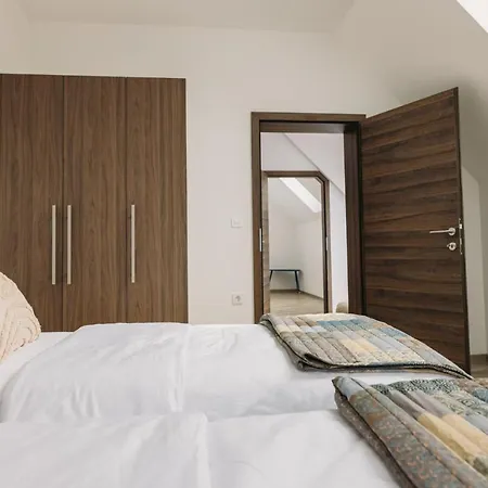 Hisa Na Ravnah Pišece