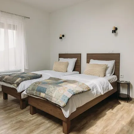 Hisa Na Ravnah Penzion